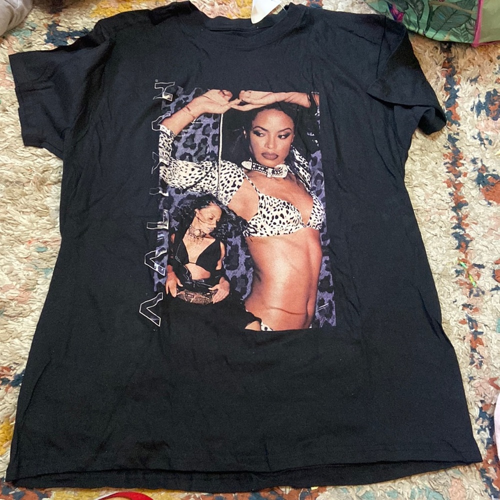 BNWT Aaliyah tshirt - unisex size large